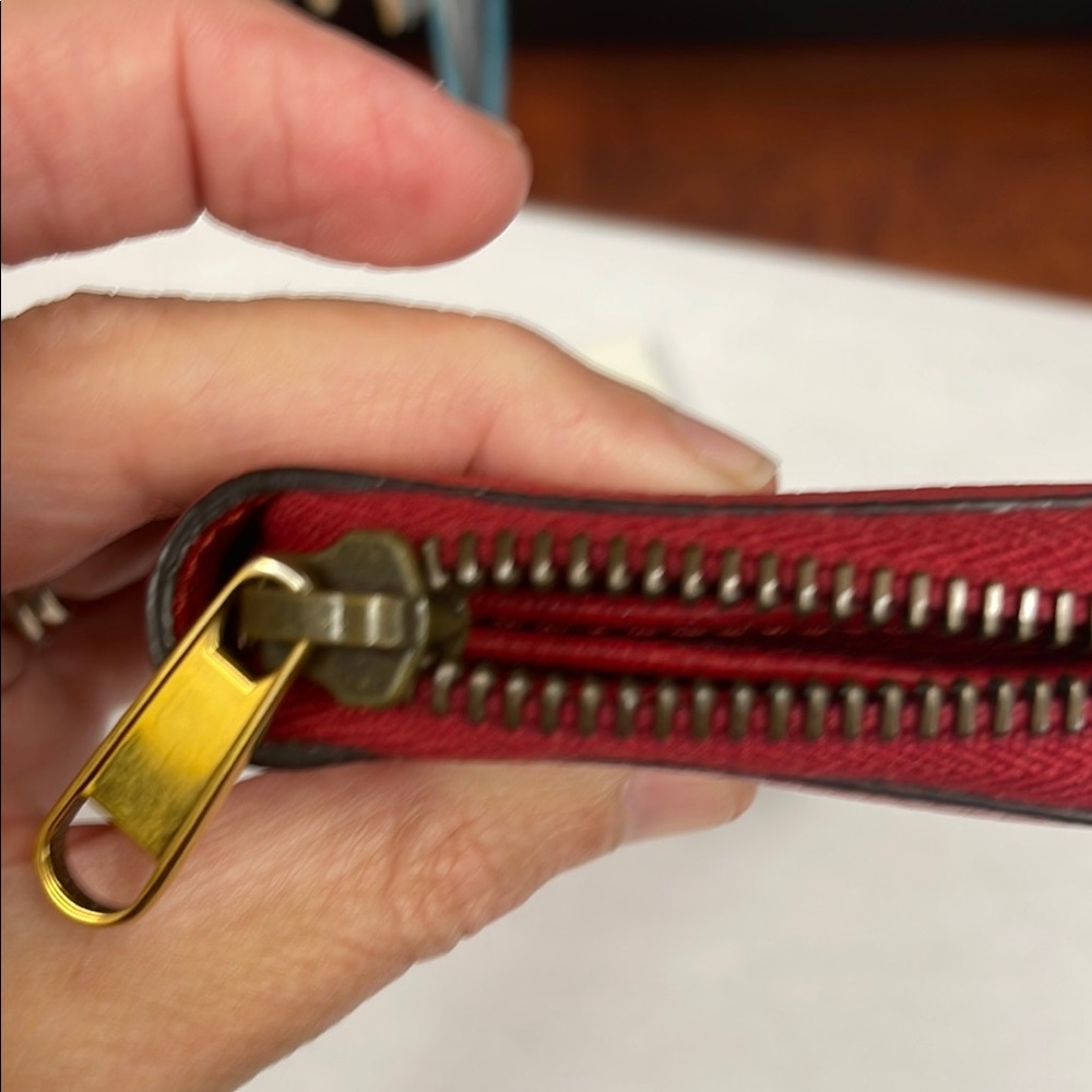 Gucci Red Leather Zip Wallet with Logo - Picture 12 of 13